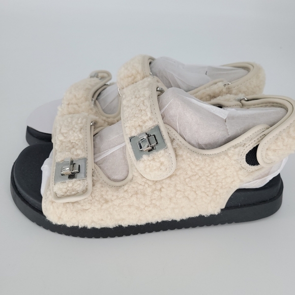 STEVE Madden Margie flat sandals with buckles in cream faux sherpa quilt size 8 - Picture 4 of 8